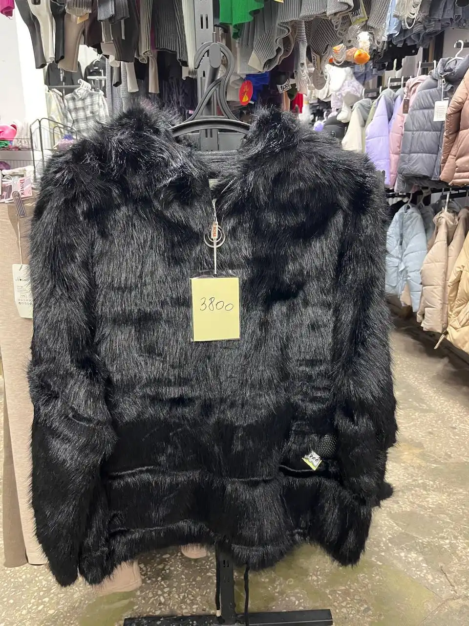 Смешные цены на одежду и обувь в Кировском