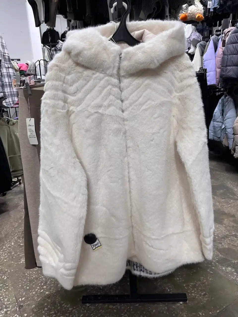 Смешные цены на одежду и обувь в Кировском