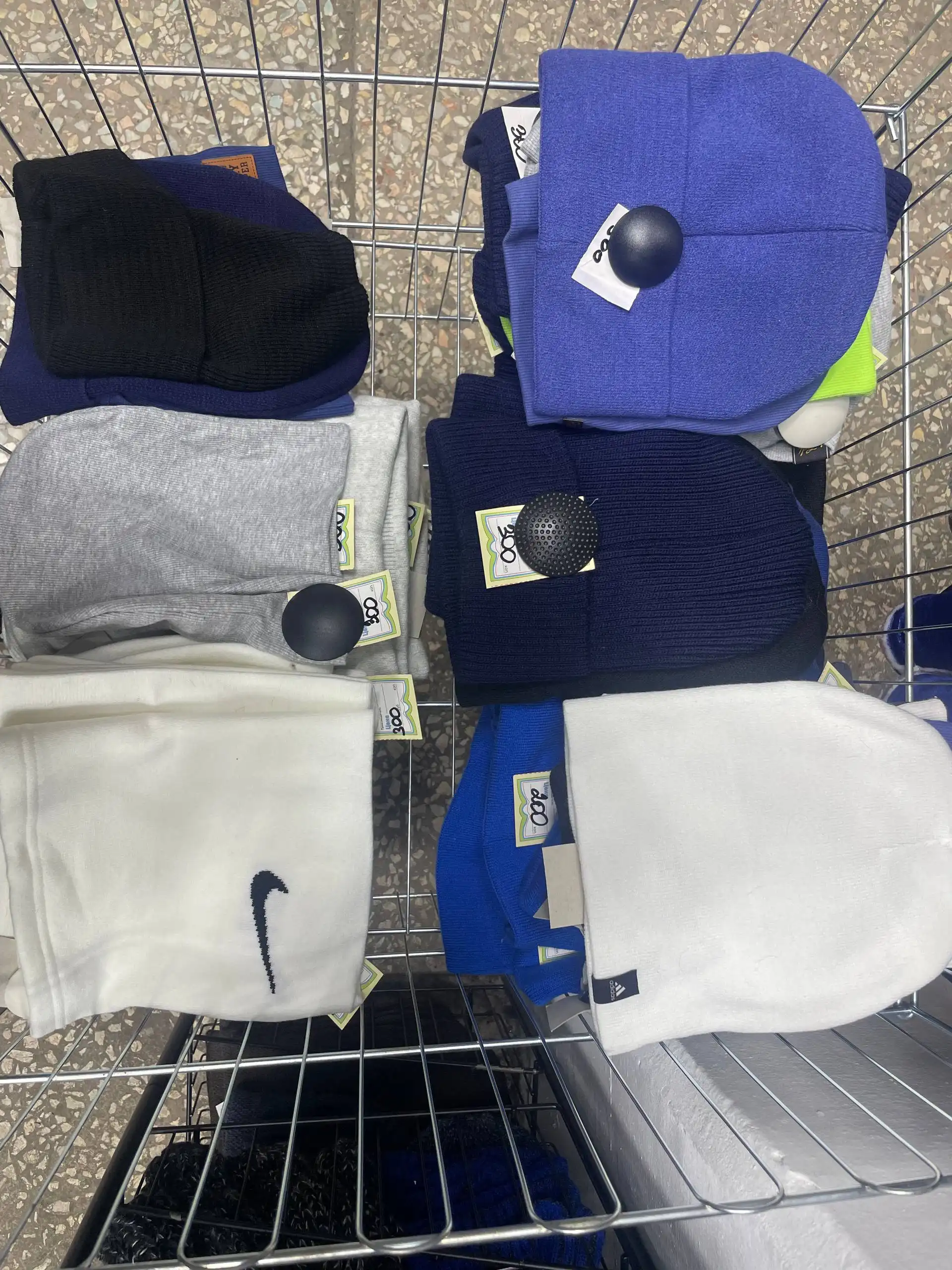 Шапки мужские и снуды в наличии - Головные уборы (Одежда) в Кировское