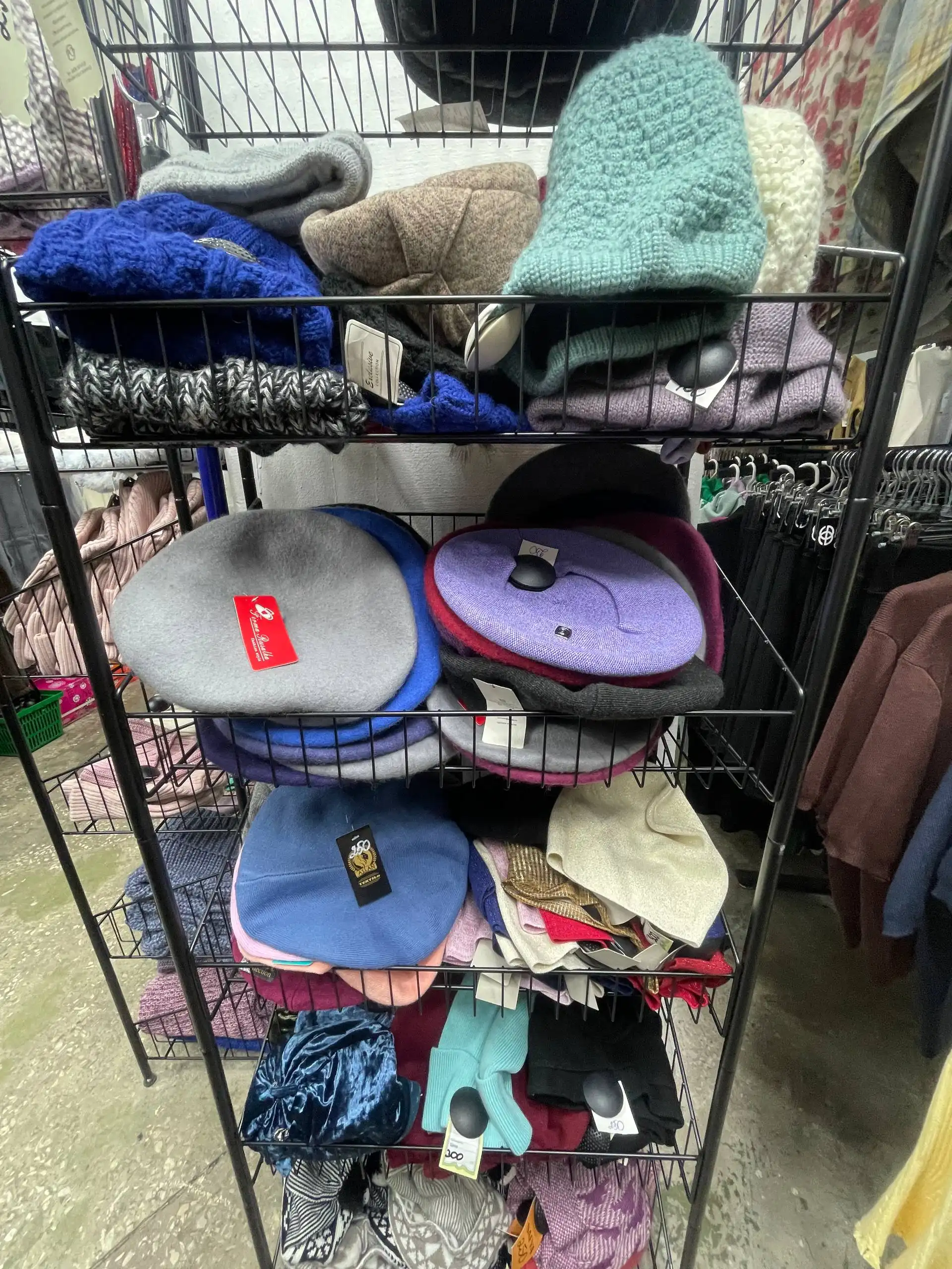 Большой выбор женских шапок и комплектов - Головные уборы (Одежда) в Кировское