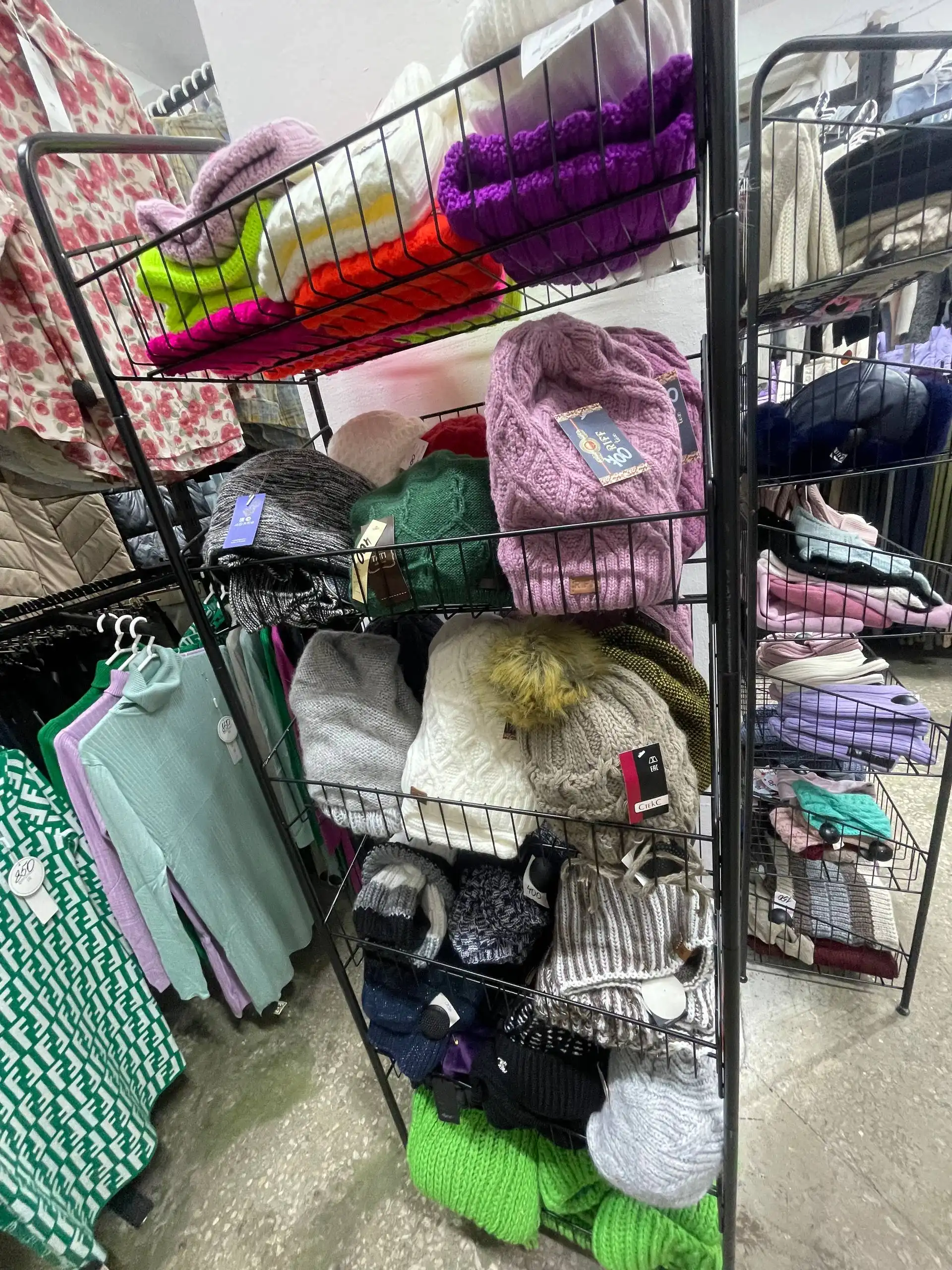 Большой выбор женских шапок и комплектов - Головные уборы (Одежда) в Кировское