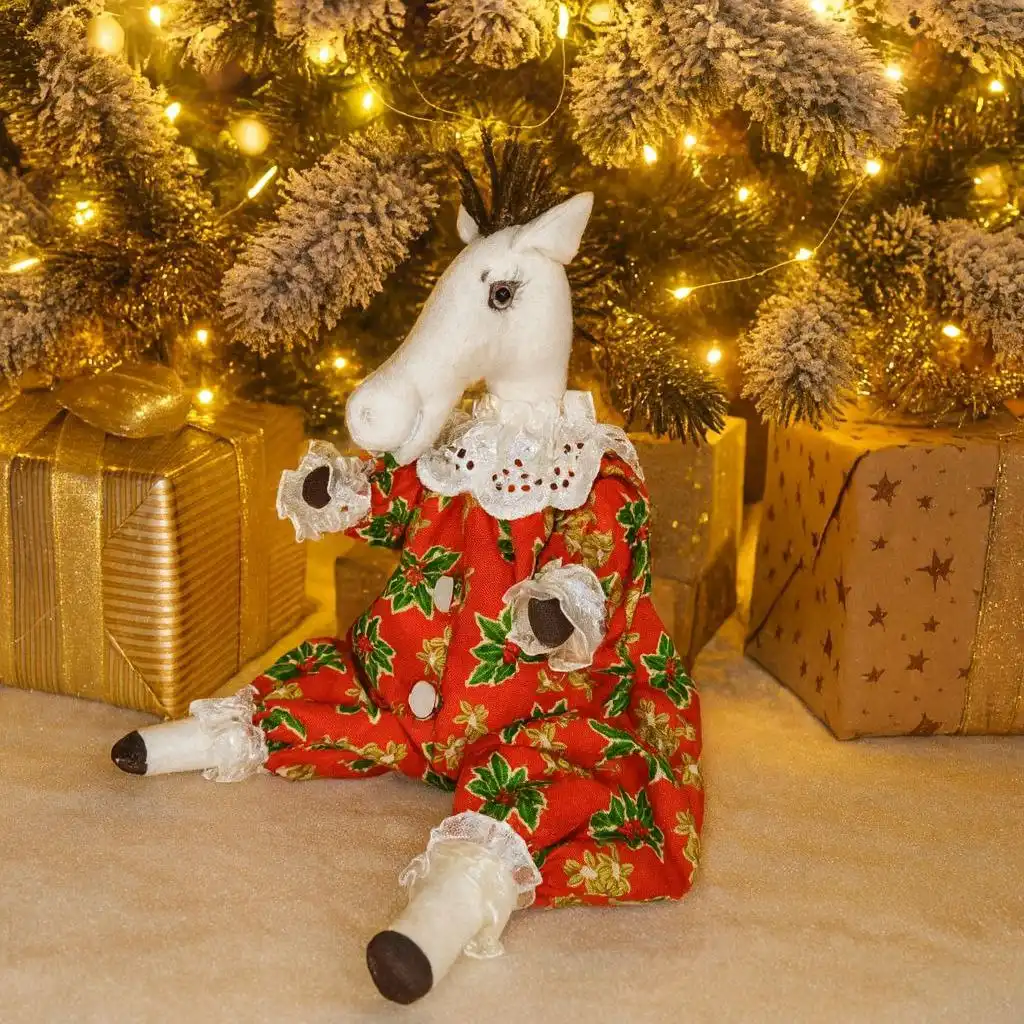 Новогодняя лошадка под ёлку - символ года 2026