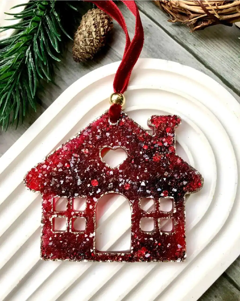 Мастер-класс по созданию новогодних украшений и подстаканника из эпоксидной смолы