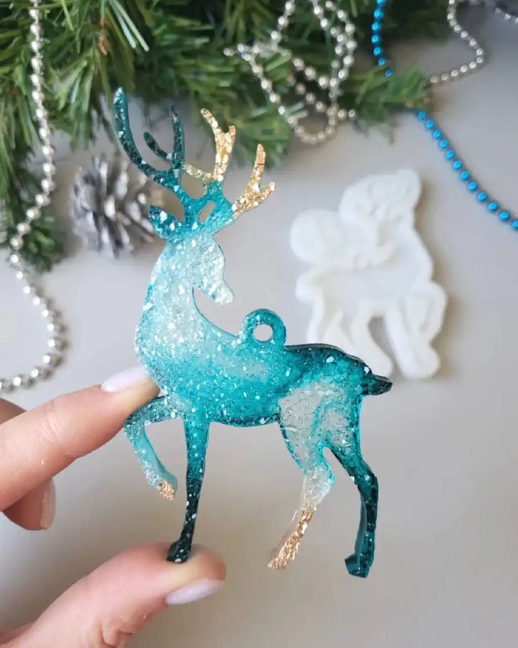 Мастер-класс по созданию новогодних украшений и подстаканника из эпоксидной смолы