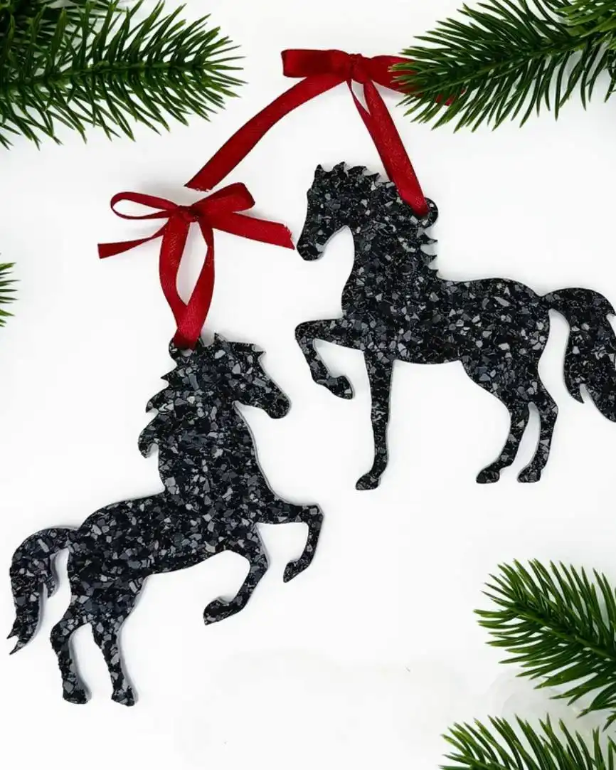 Мастер-класс по созданию новогодних украшений и подстаканника из эпоксидной смолы