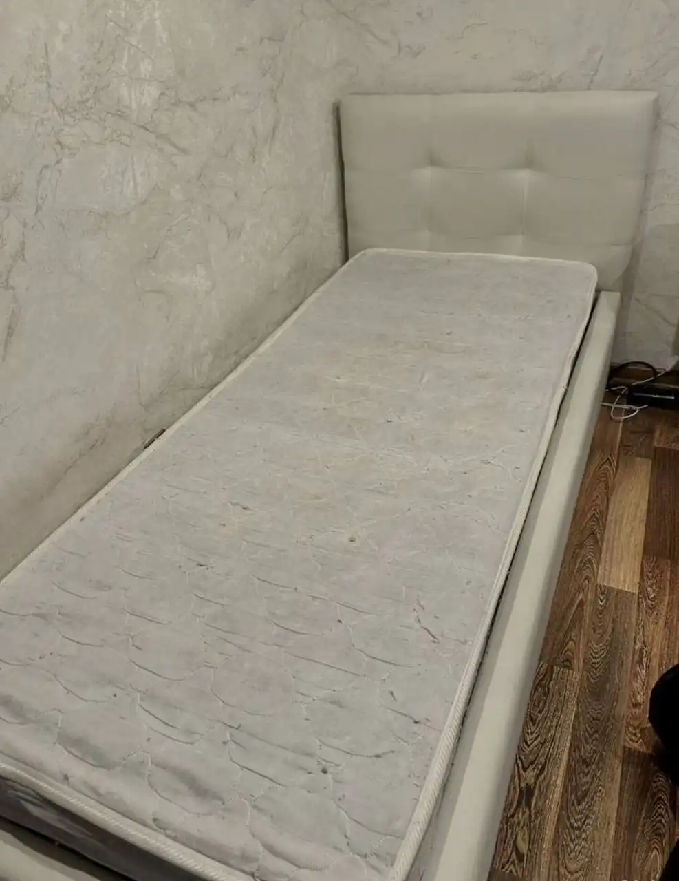 Продам односпальную кровать с матрасом