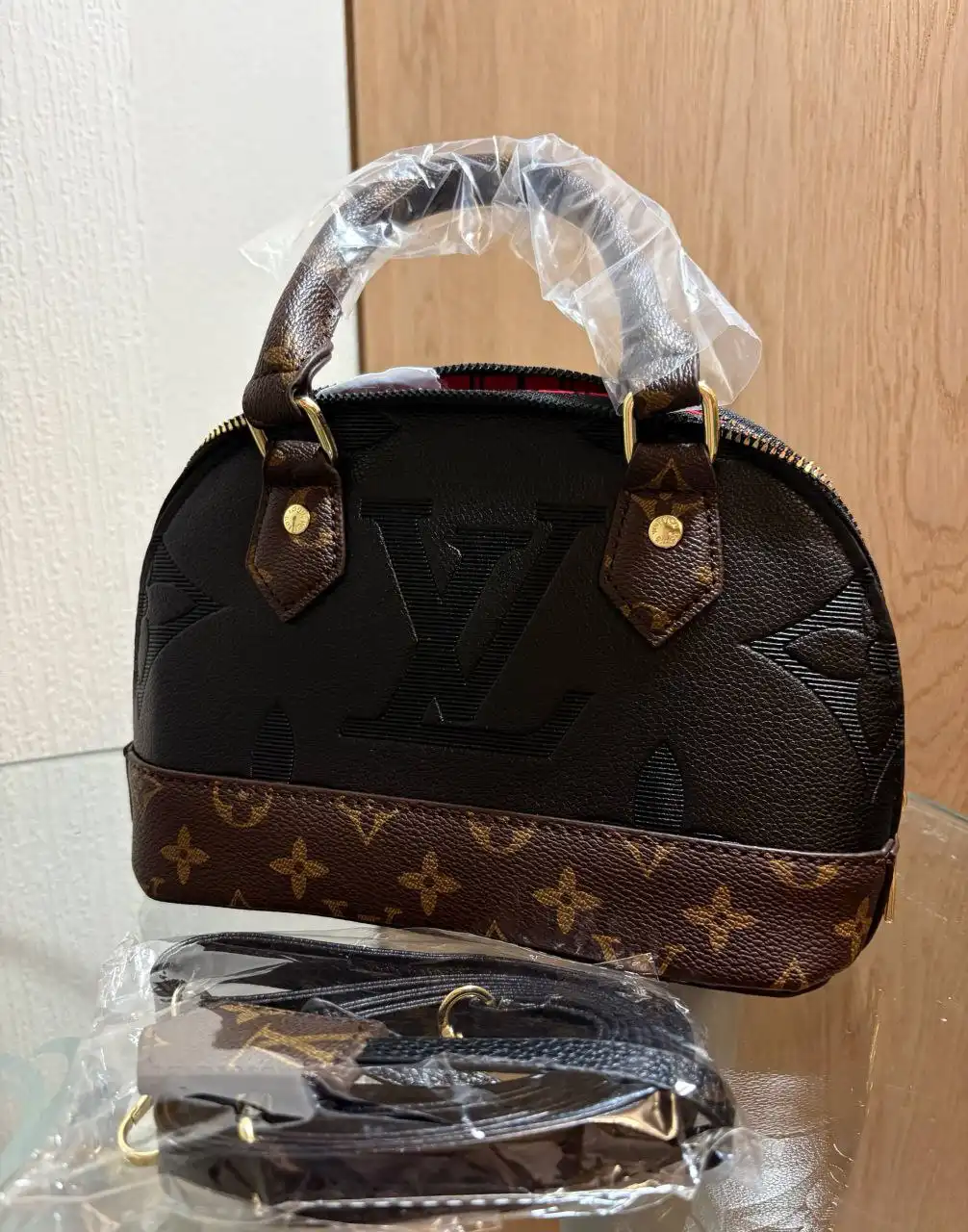 Продажа новых женских сумок в пыльнике