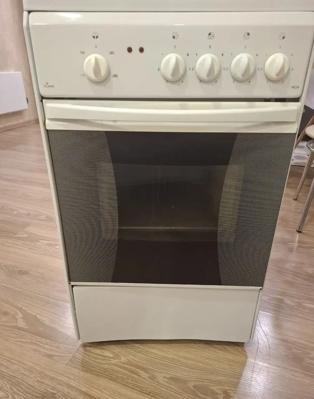Электроплита Flama AE14 с неисправной дверцей духовки