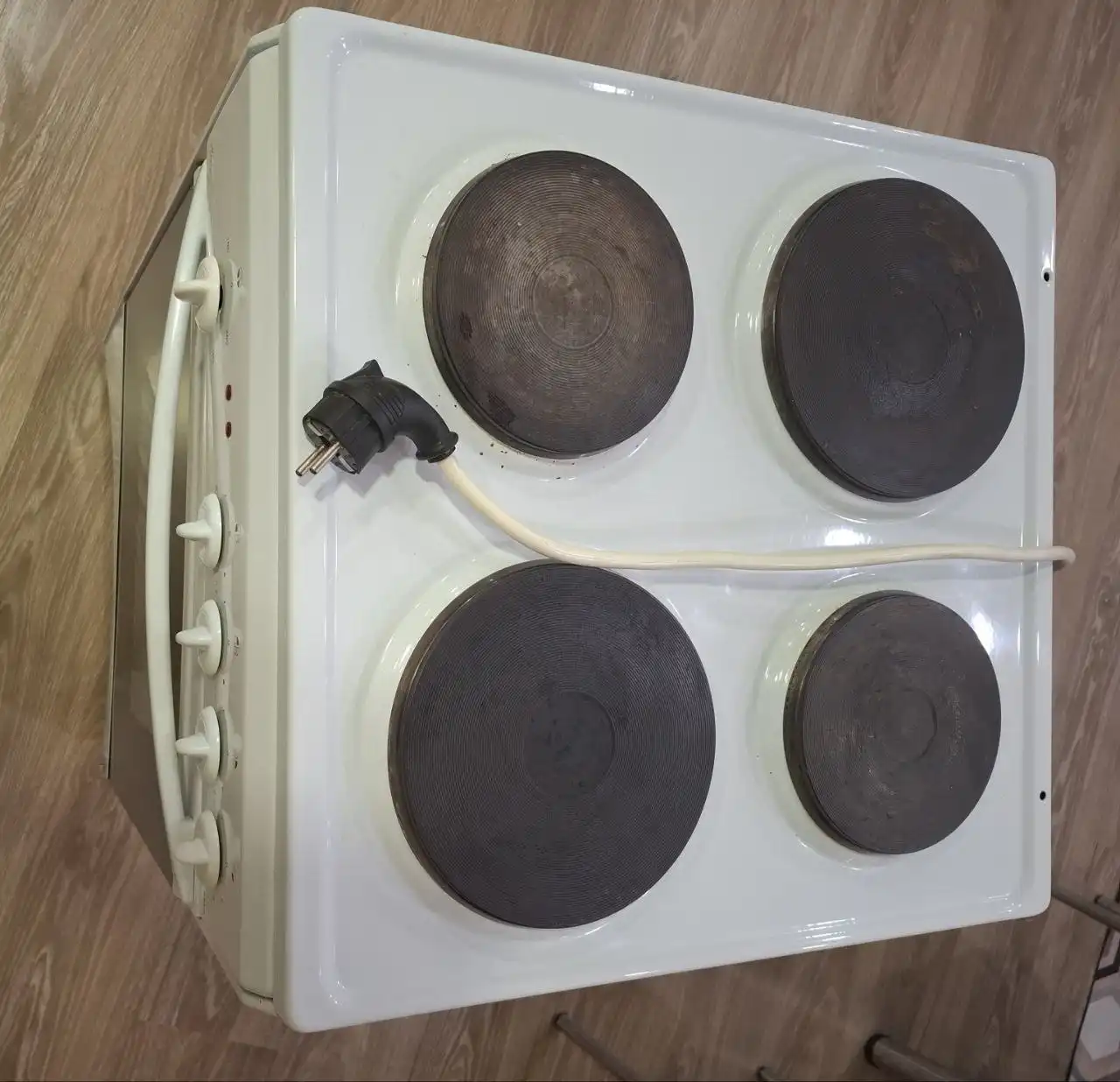 Электроплита Flama AE14 с неисправной дверцей духовки