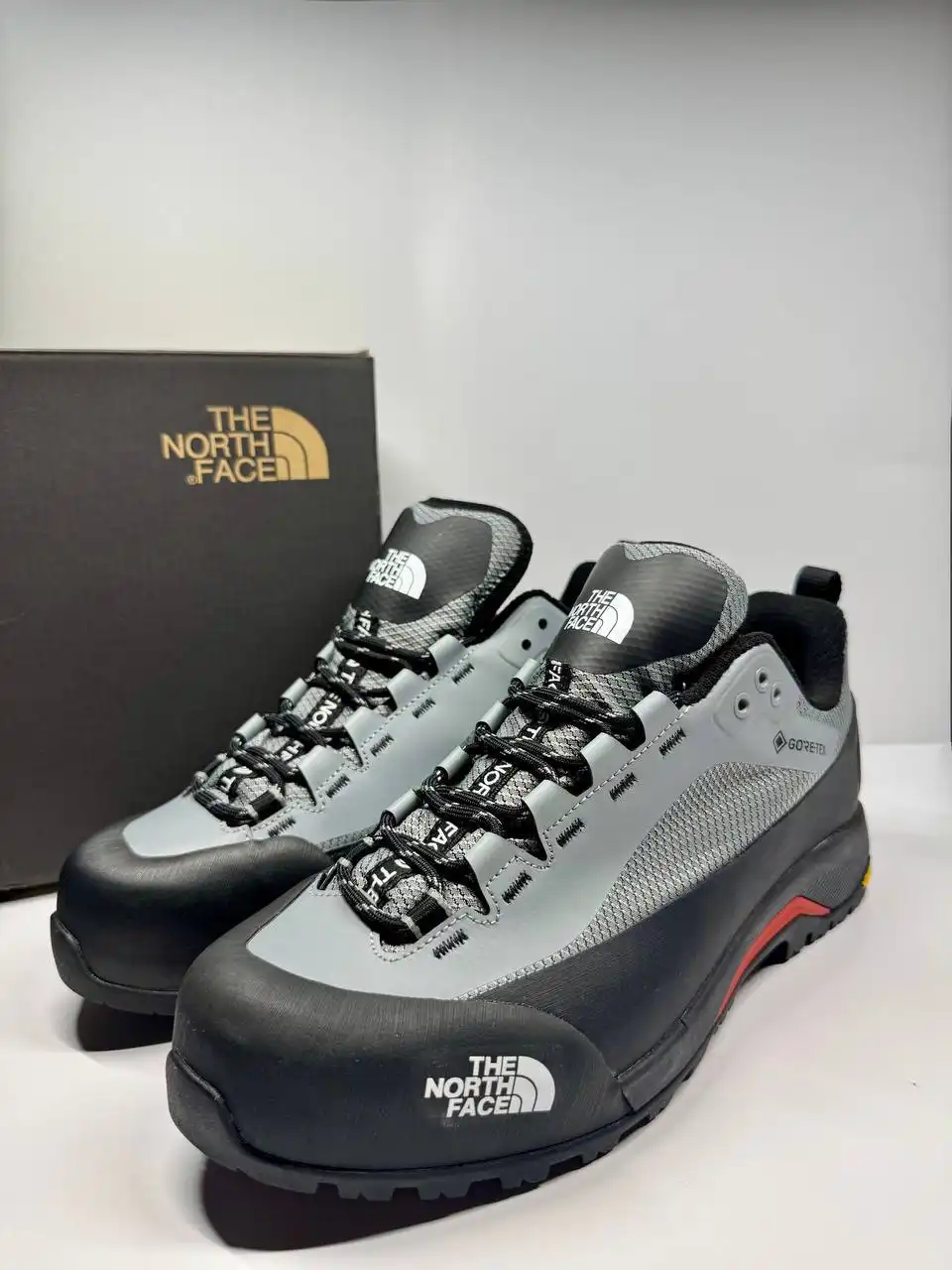 Продажа новых кроссовок The North Face