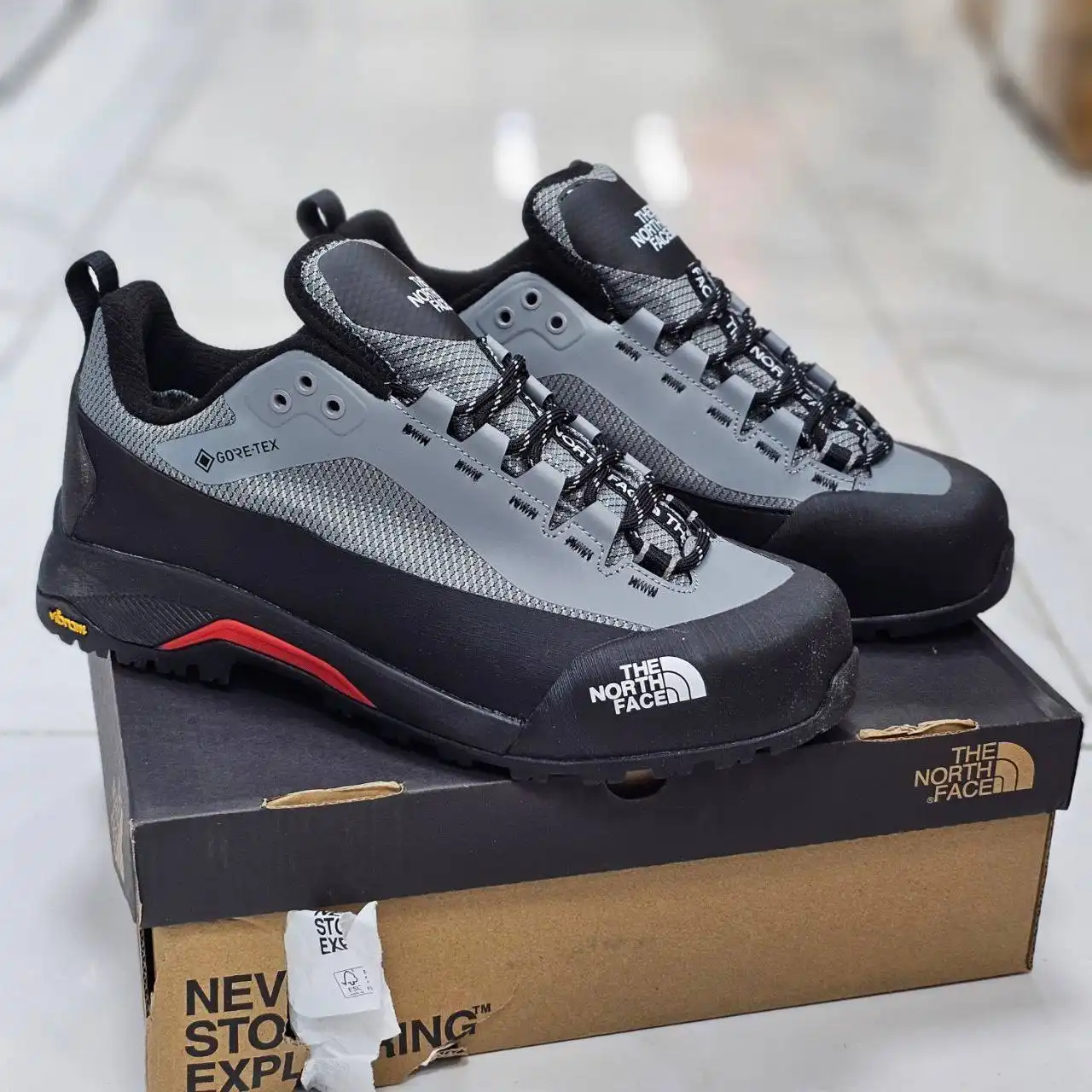 Продажа новых кроссовок The North Face