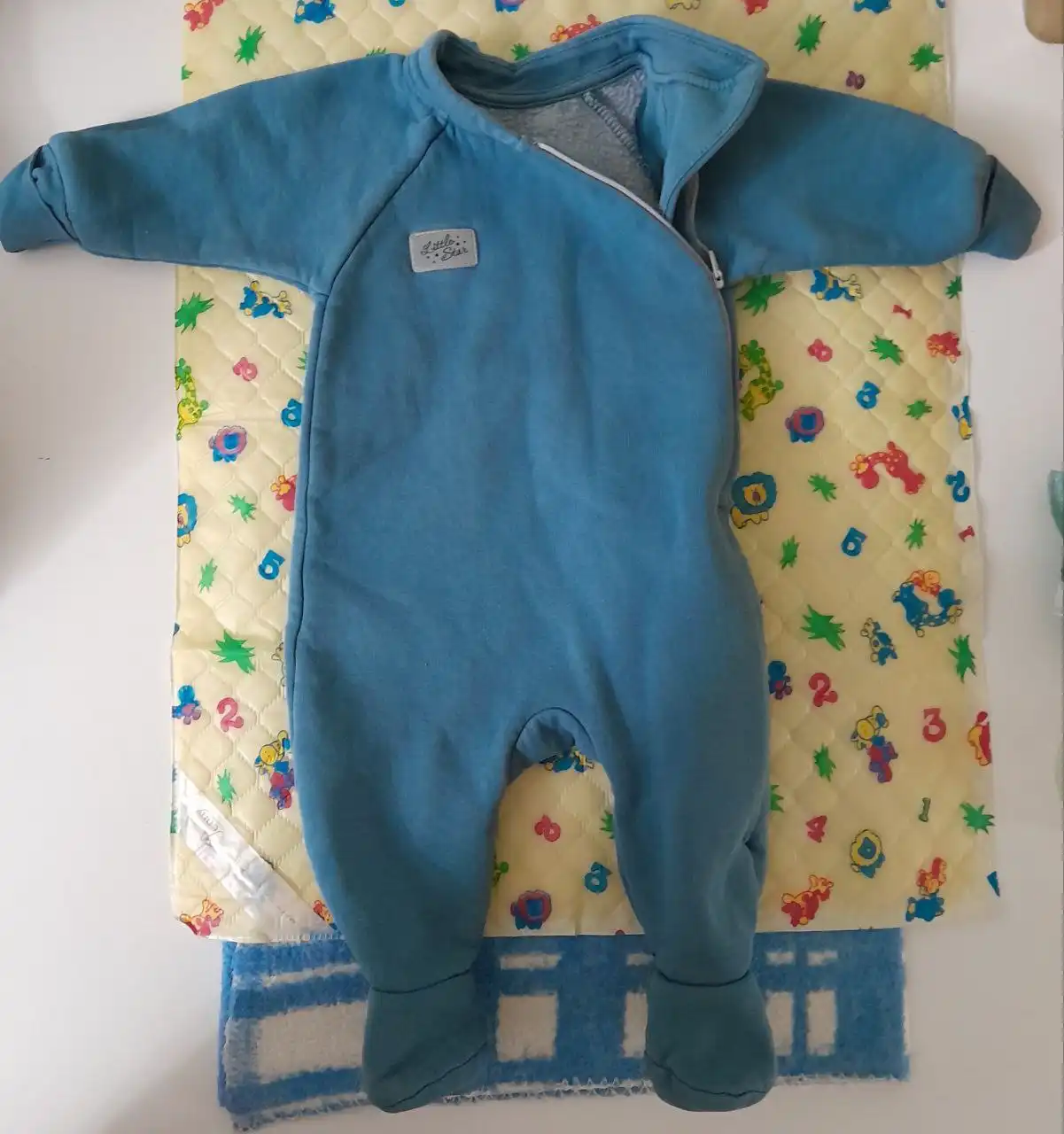 Продажа товара на улице Академика Грушина