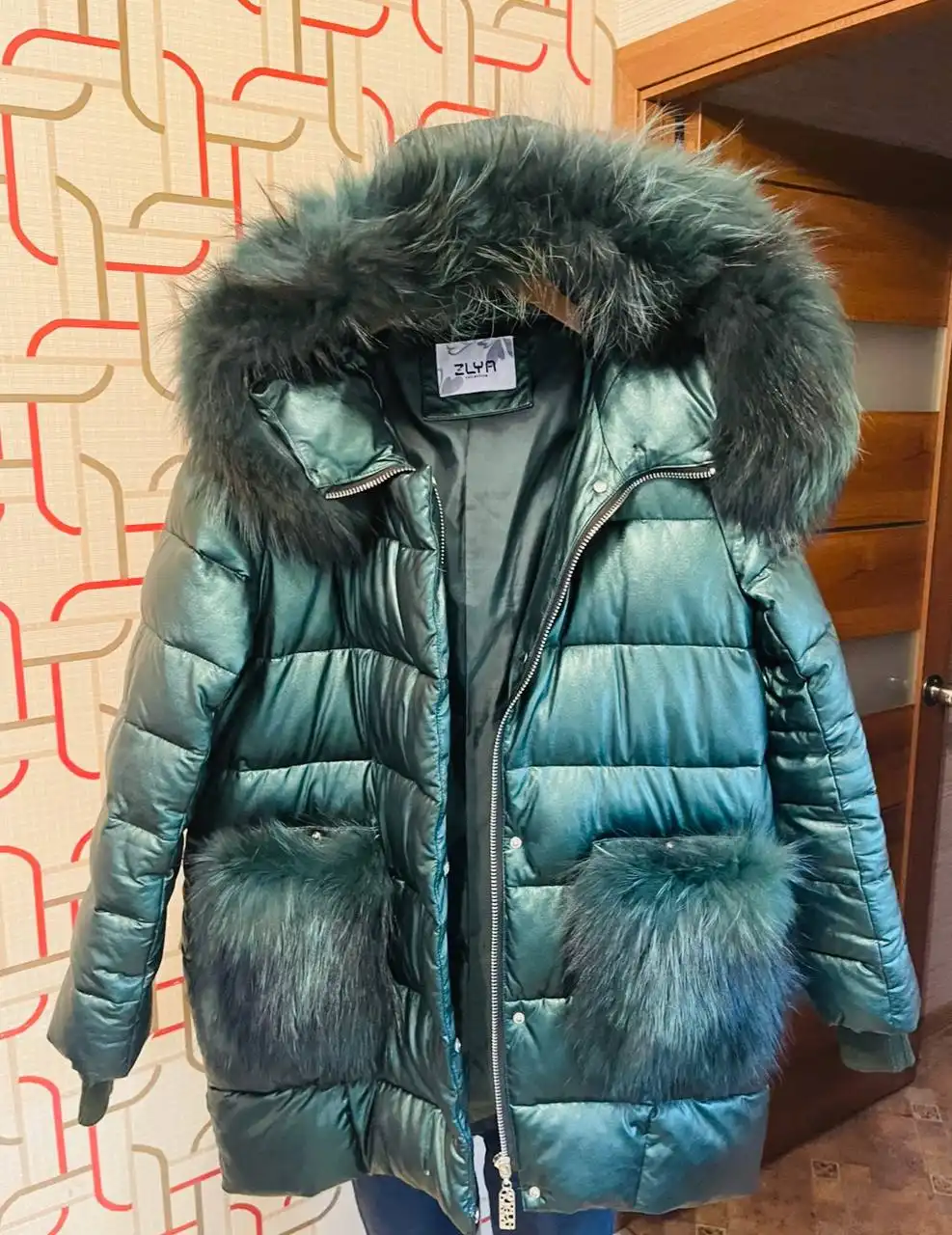 Зимняя куртка из эко кожи с натуральным мехом енота