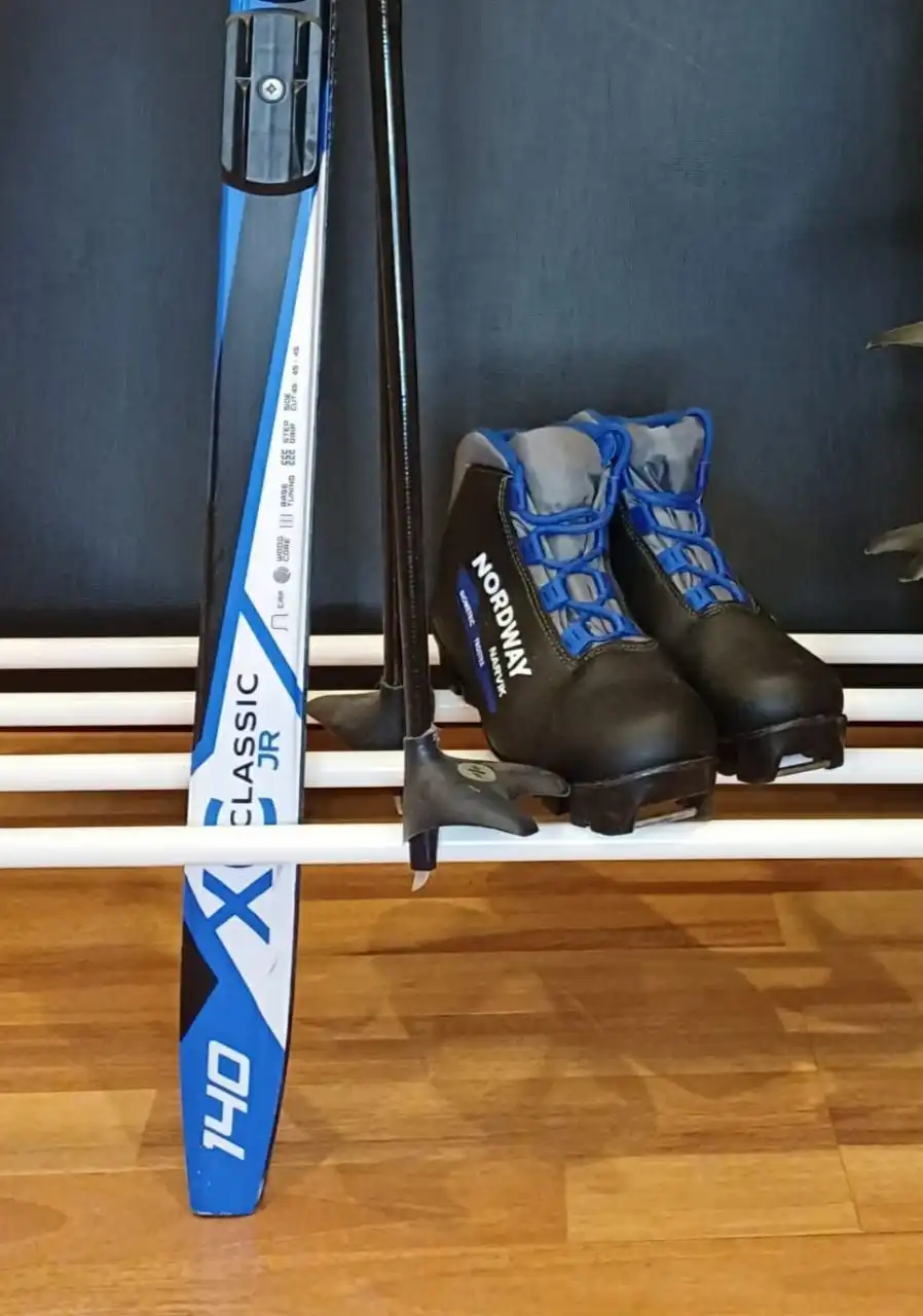 Детские лыжи с ботинками и палками