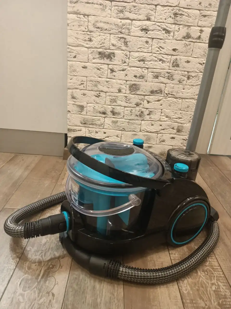Пылесос с аквафильтром в отличном состоянии