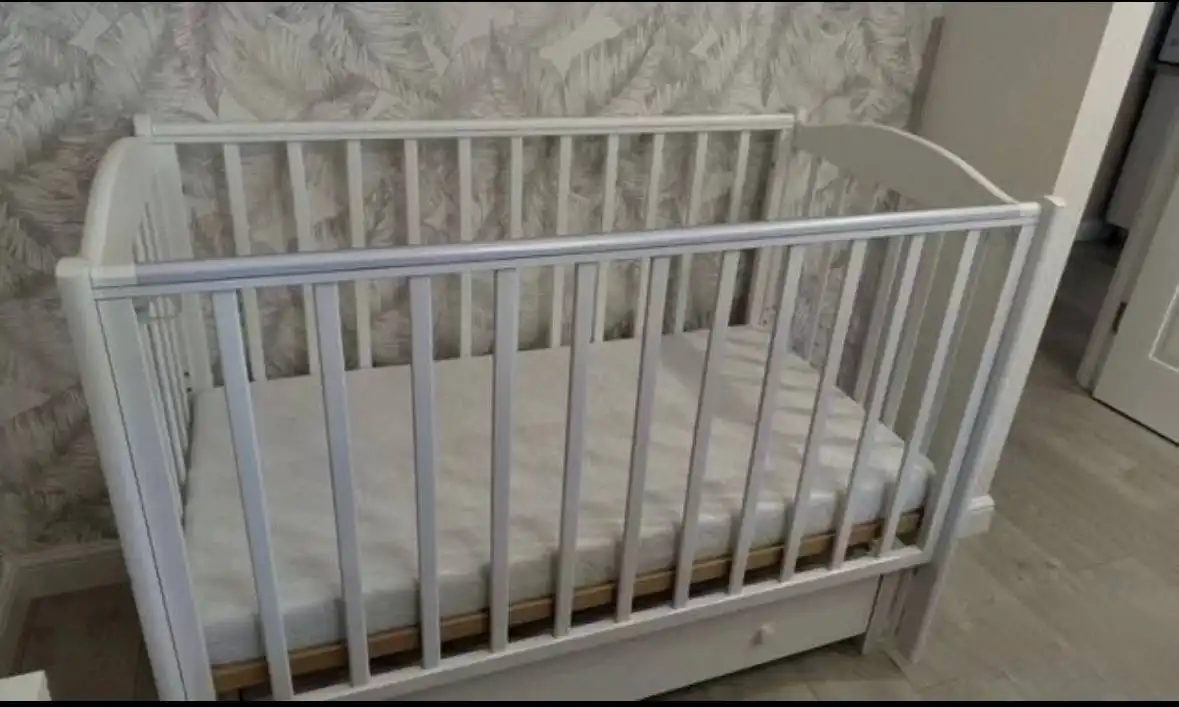 Детская кроватка с маятником