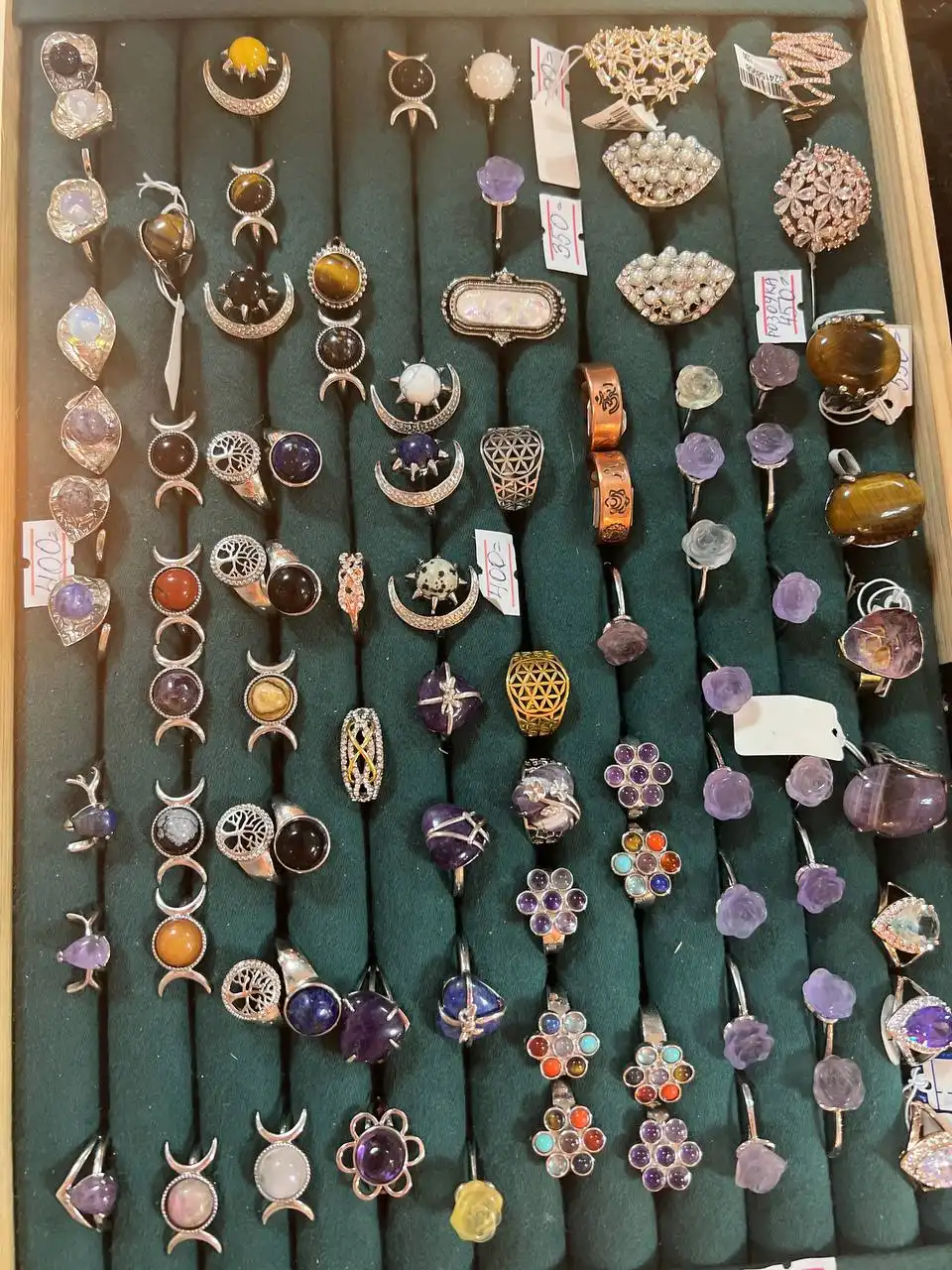 Камни и украшения большой ассортимент