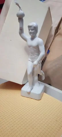 Спортсмен олимпиец с факелом, новый в коробке - Хобби и отдых в Химки