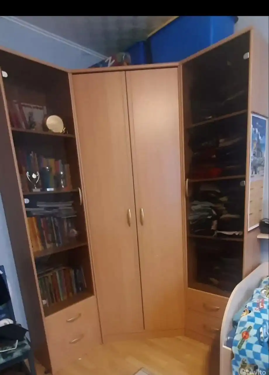 Продам угловой шкаф 90 на 90 со стеклянными дверьми