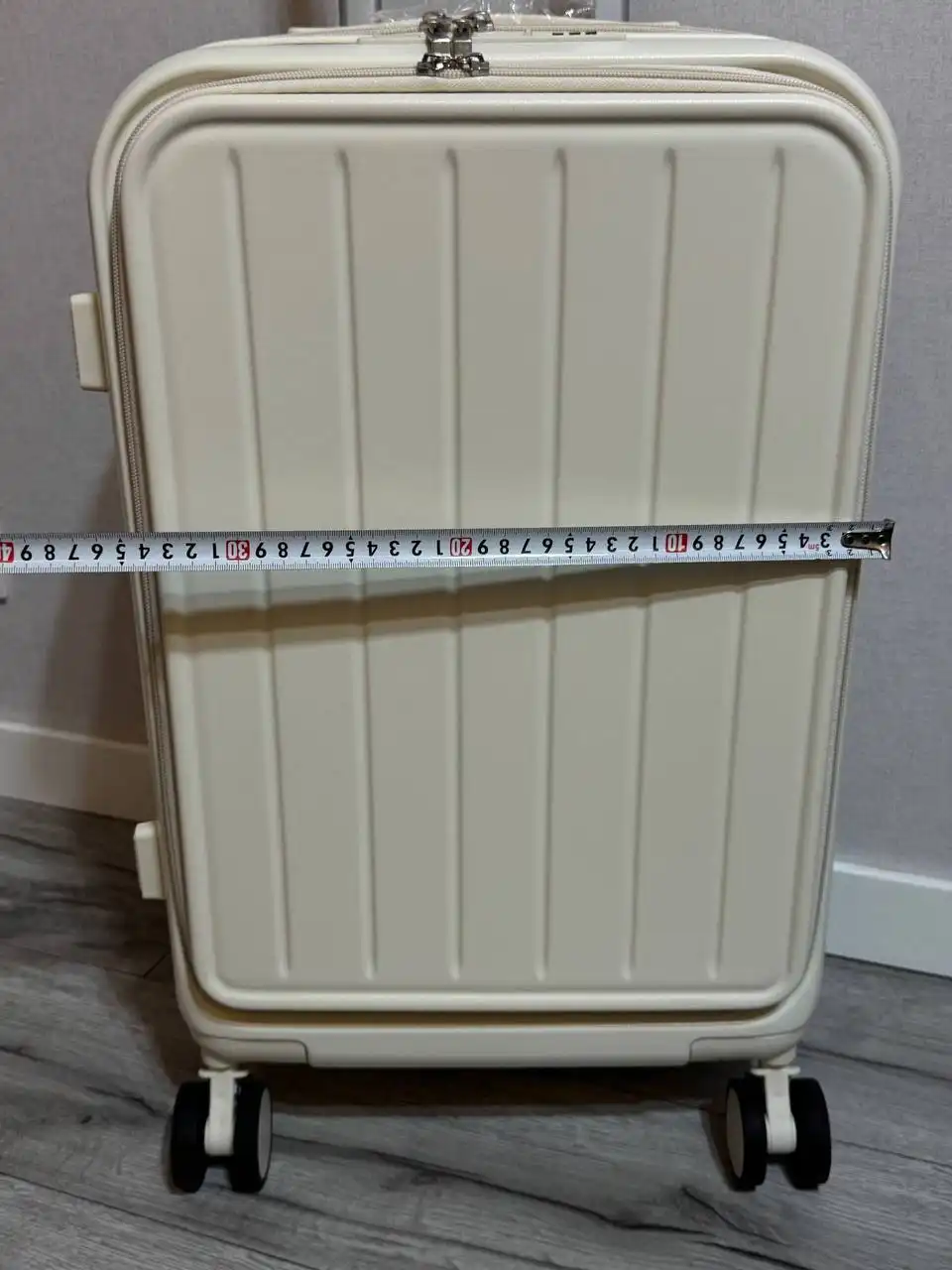 Новый чемодан размер S с отсеком для ноутбука