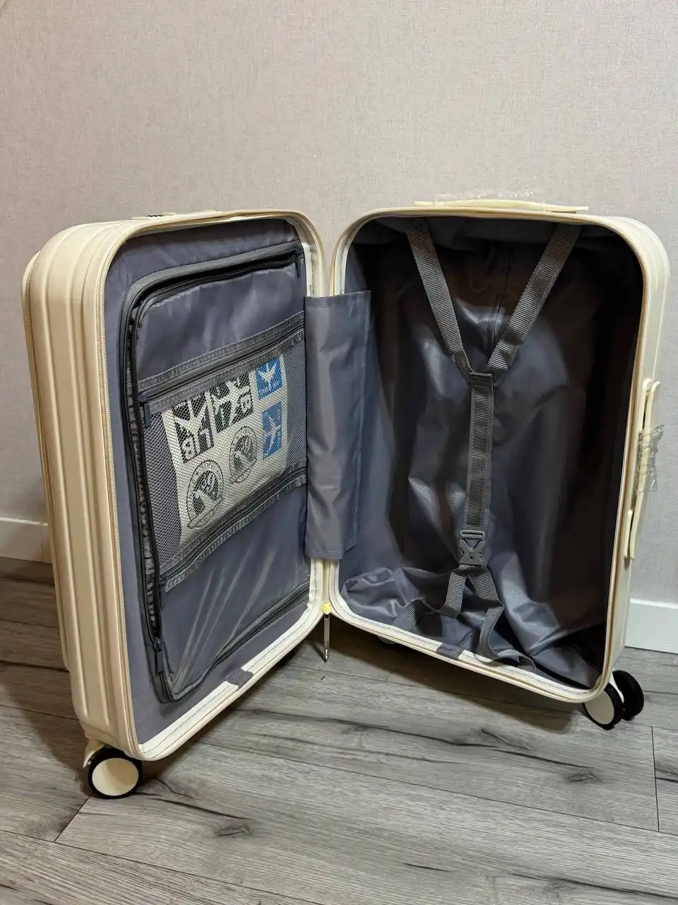 Новый чемодан размер S с отсеком для ноутбука