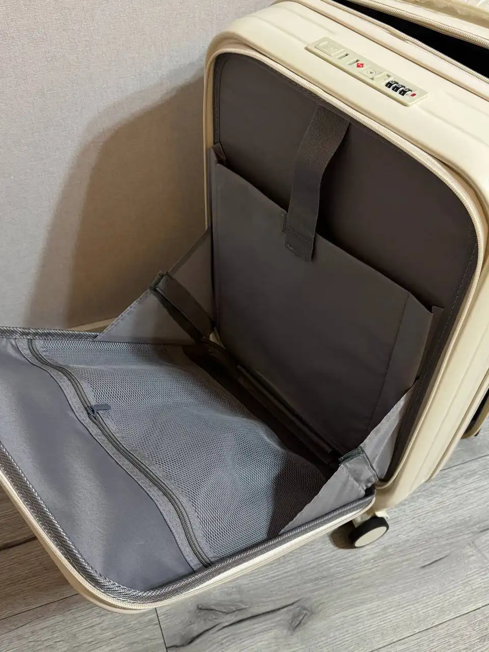 Новый чемодан размер S с отсеком для ноутбука