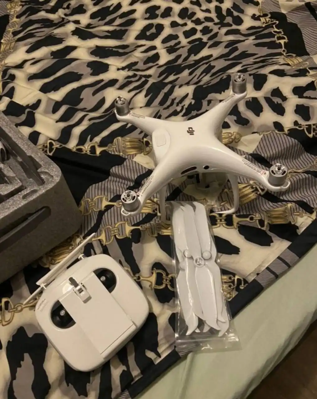 Продам квадрокоптер DJI Phantom 4 Pro Ver 2.0 - Квадрокоптеры (Электроника) в Химки