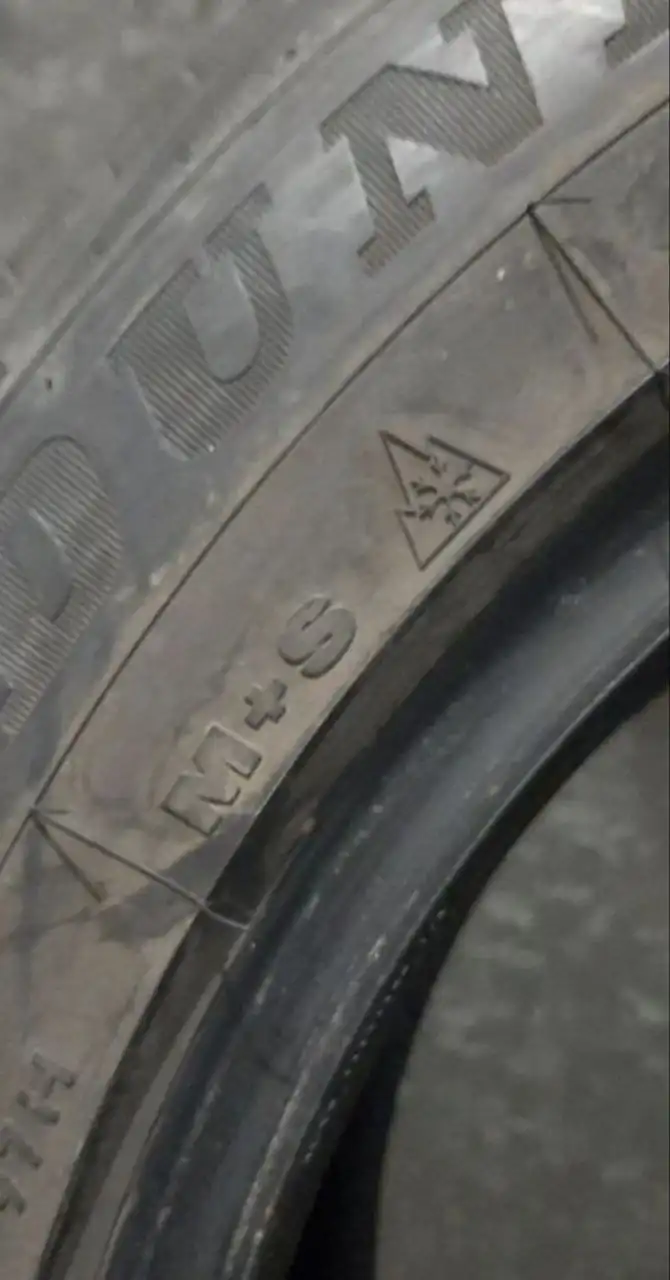 Продам б/у резину 4 колеса всесезонную - Шины и диски (Авто) в Химки