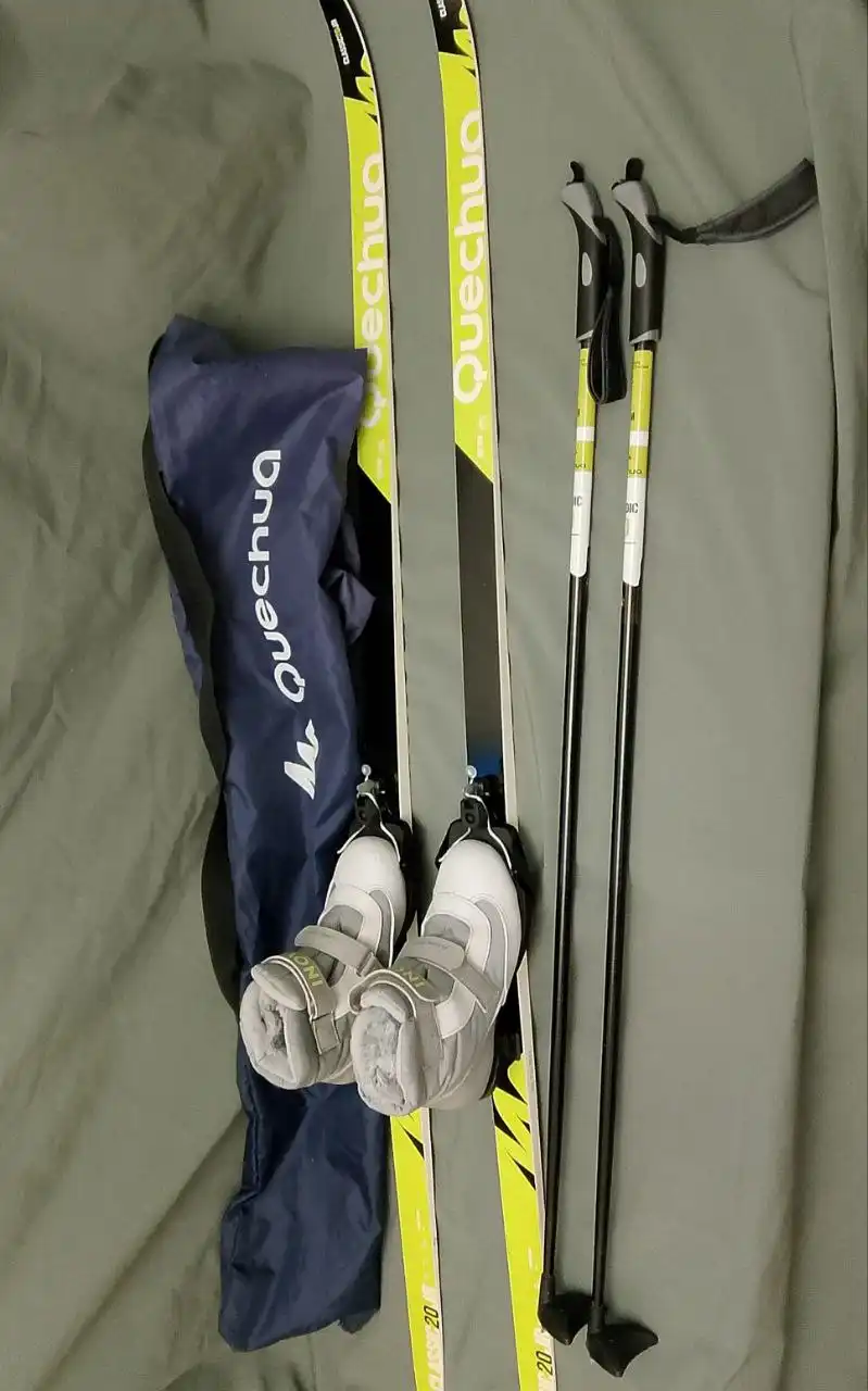 Комплект детских лыж Quechua с палками, ботинками и чехлом - Лыжи (Хобби и отдых) в Химки
