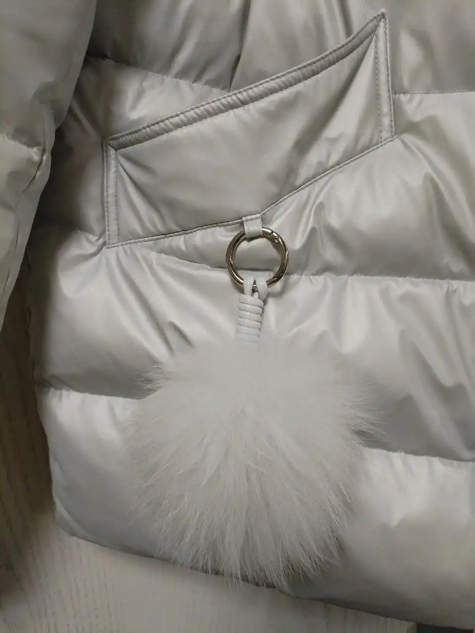 Женский зимний пуховик с меховым брелоком - Верхняя одежда (Одежда) в Химки
