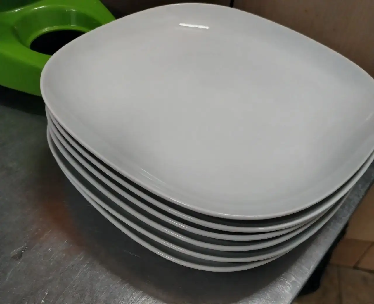 Продажа обеденных тарелок 25*25 - Посуда (Для дома и дачи) в Химки