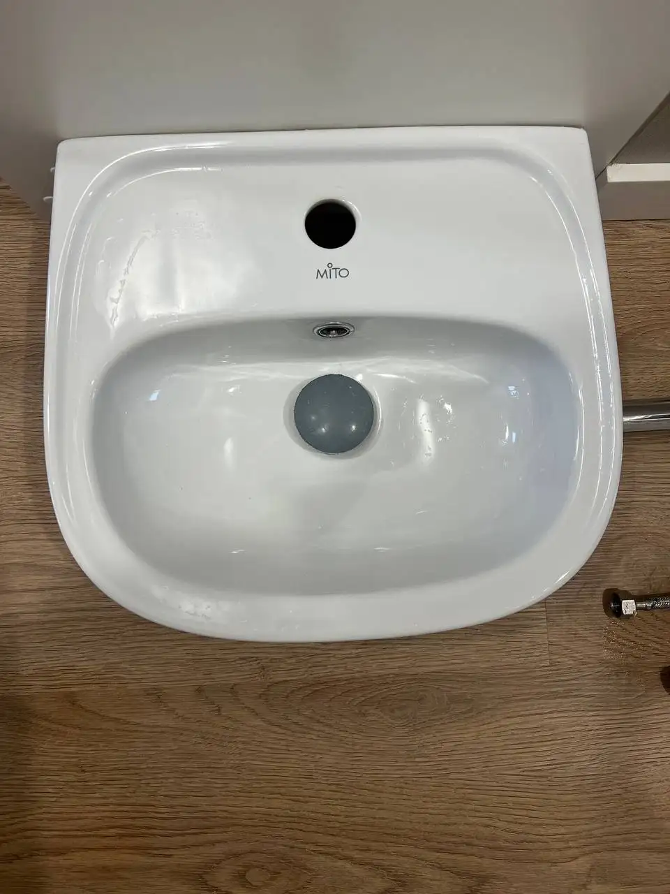 Умывальник с краном и комплектующими от застройщика - Сантехника (Для дома и дачи) в Химки