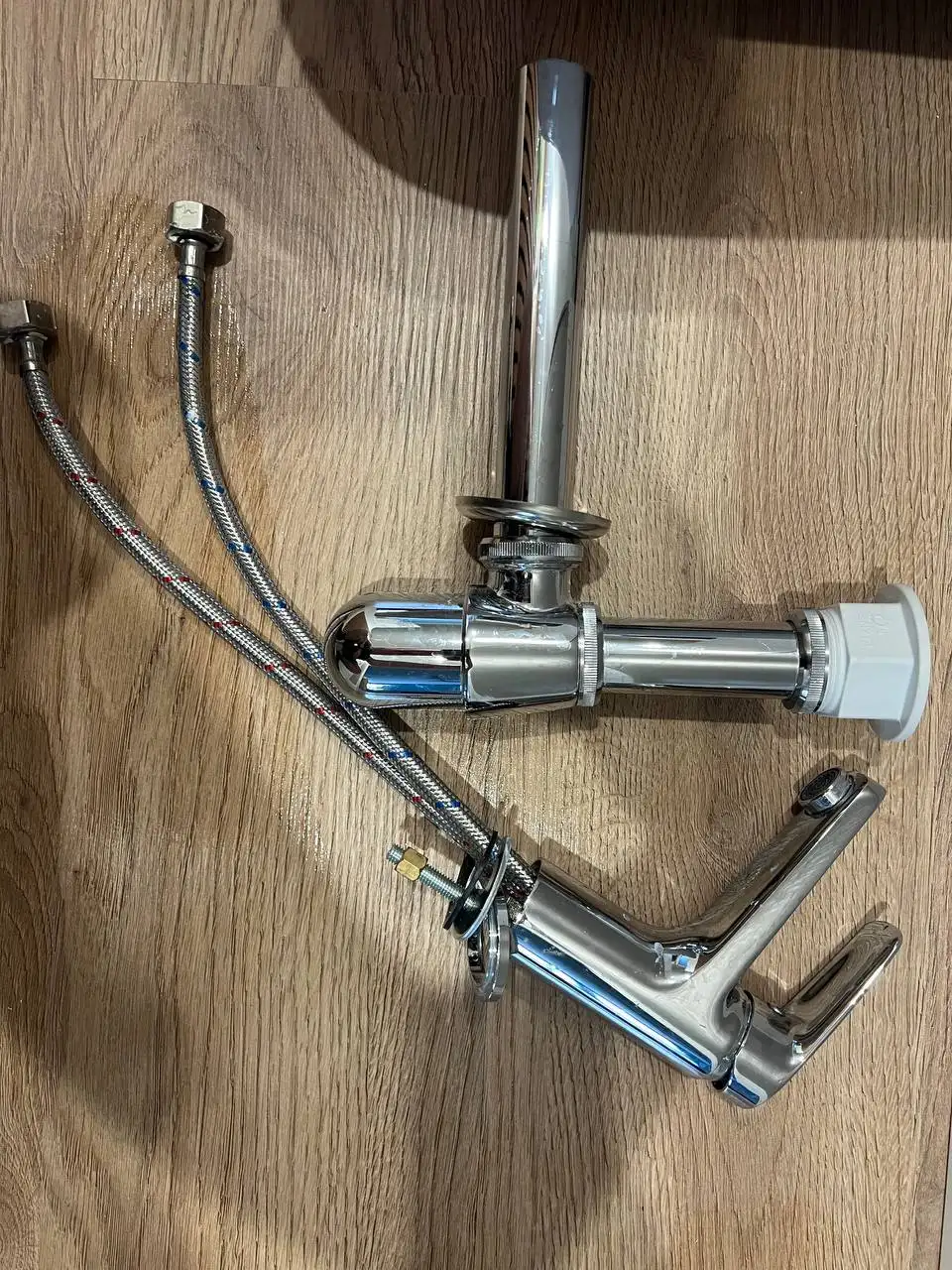 Умывальник с краном и комплектующими от застройщика - Сантехника (Для дома и дачи) в Химки