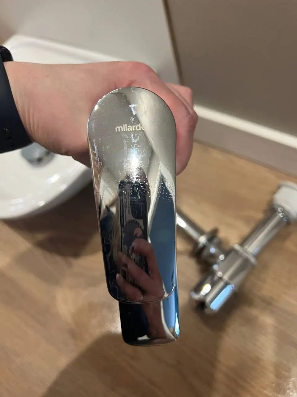 Умывальник с краном и комплектующими от застройщика - Сантехника (Для дома и дачи) в Химки