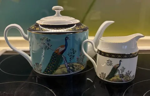 Чайник и молочник из французского набора новые - Электроинструмент в Химки