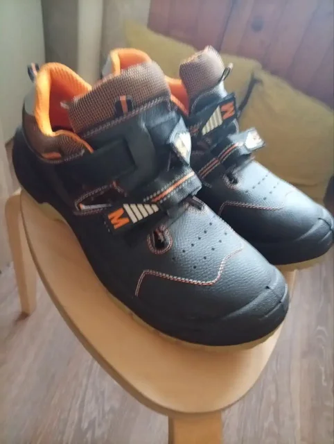 Продам абсолютно новые ботинки - Жилетки в Химки