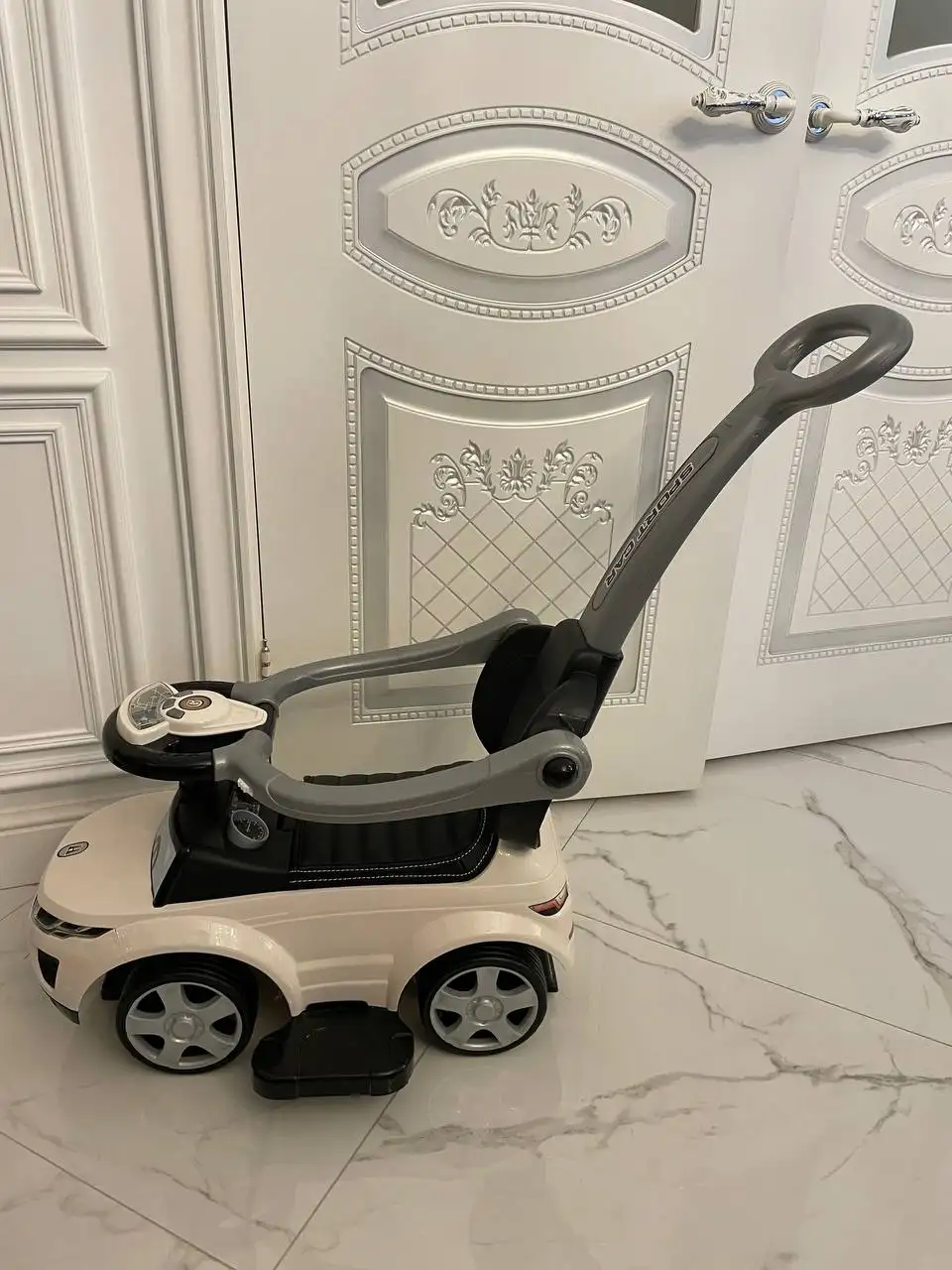 Продам детскую машинку с эффектами - Игрушки (Товары для детей) в Химки