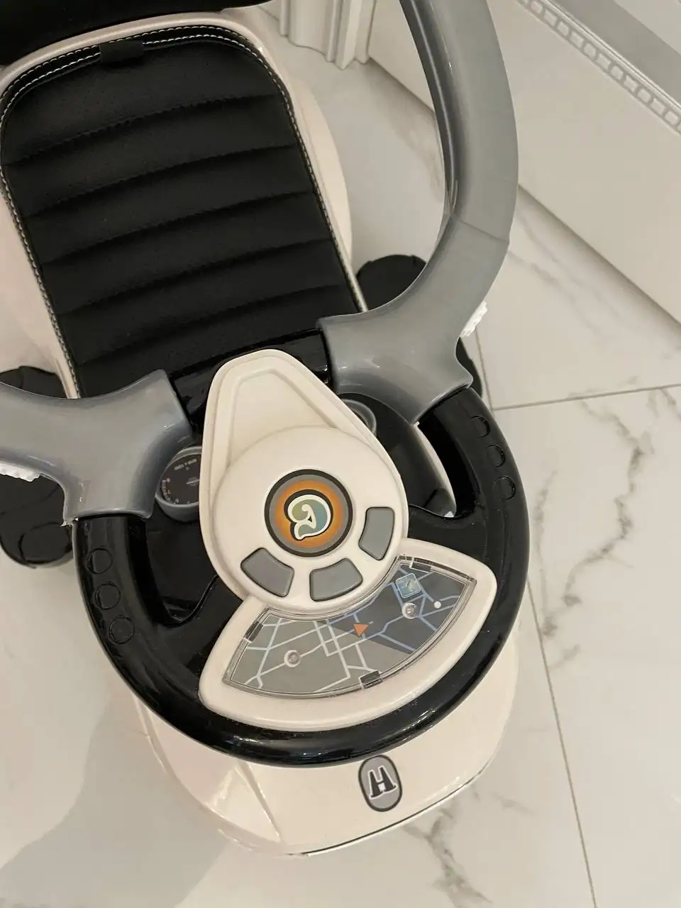 Продам детскую машинку с эффектами - Игрушки (Товары для детей) в Химки