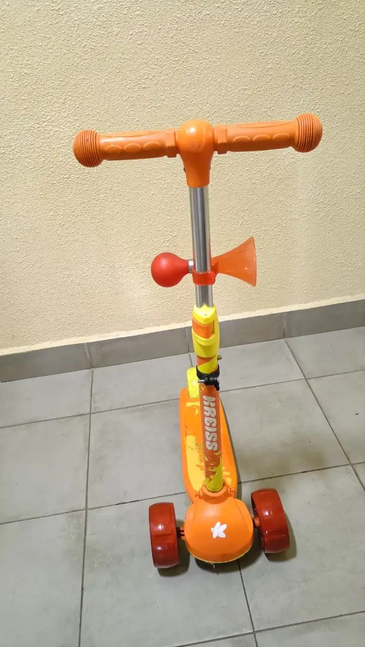 Самокат в отличном состоянии с светящимися колесами - Хобби и отдых в Химки