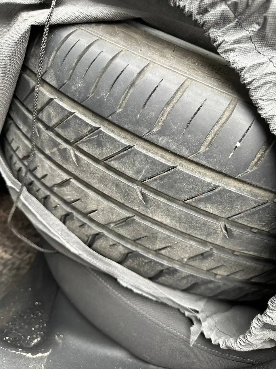 Продам резину 235/40 R19 - Шины и диски (Авто) в Химки