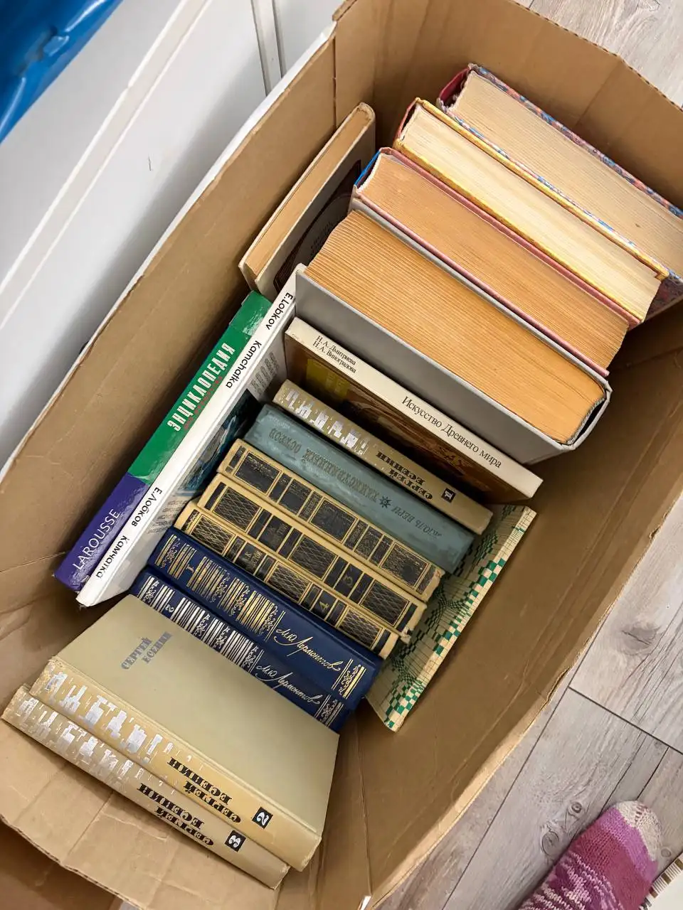 Коробка книг в обмен на молоко - Барахолка в Химки