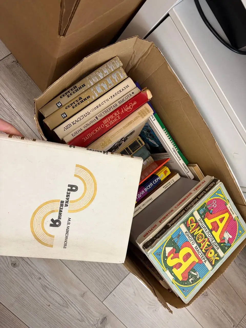 Коробка книг в обмен на молоко - Барахолка в Химки