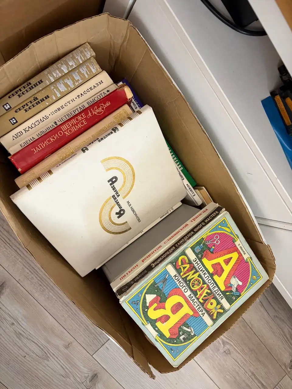 Коробка книг в обмен на молоко - Барахолка в Химки