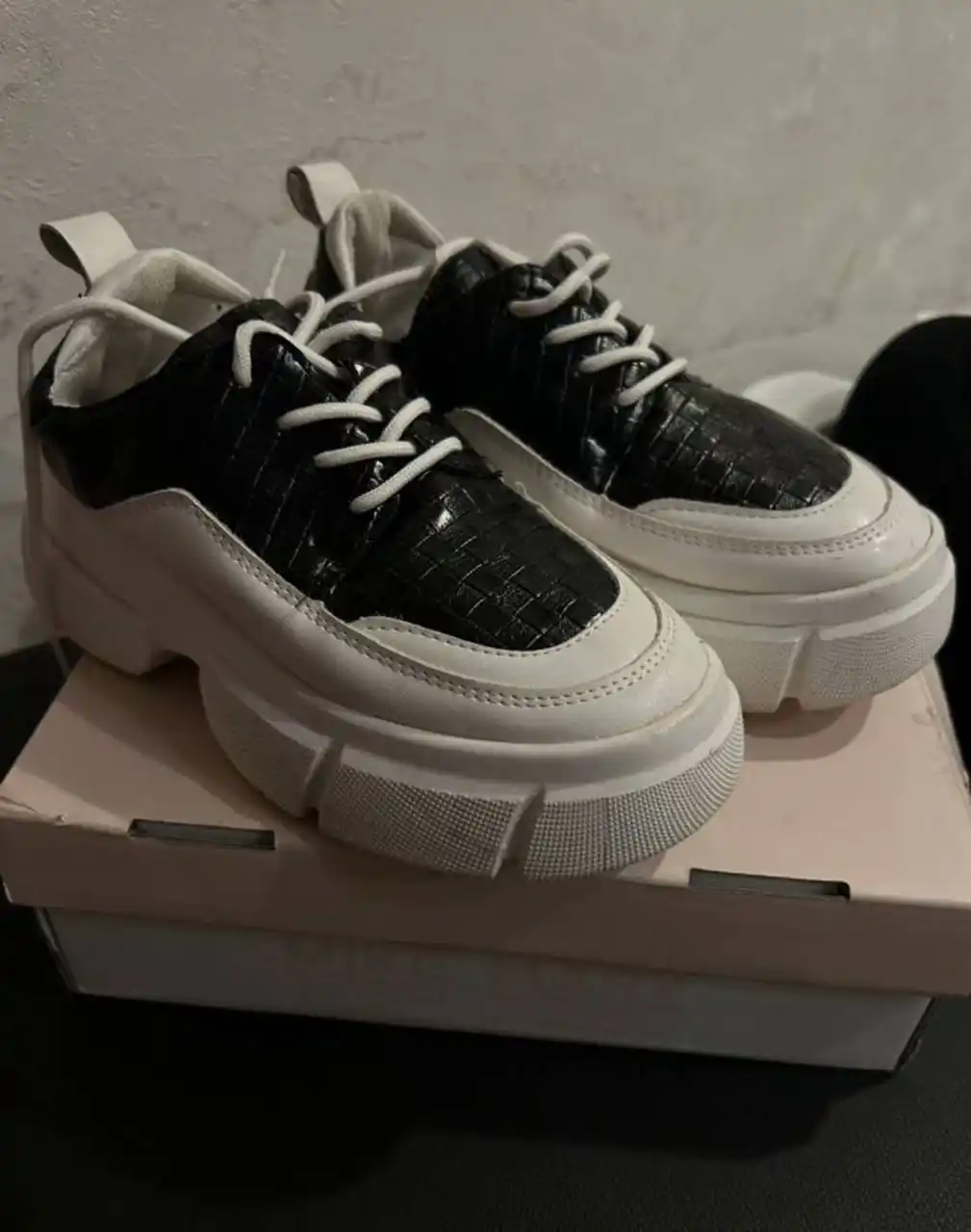 Продажа худи и кроссовок