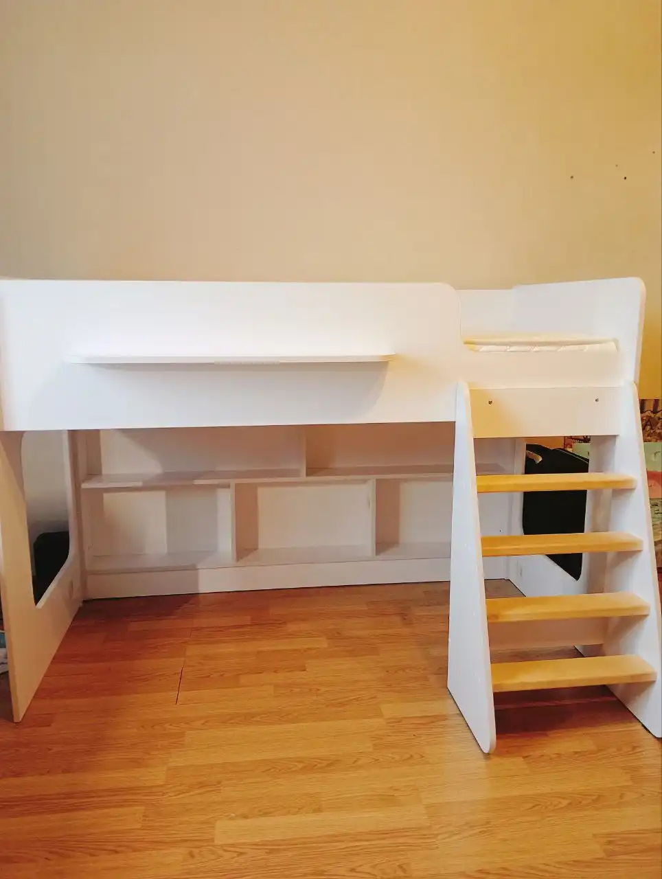 Детская кроватка домик с бортиками лесенкой и полками