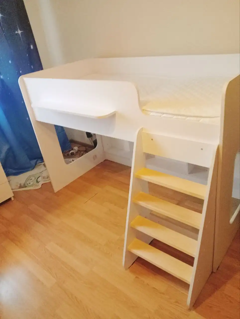 Детская кроватка домик с бортиками лесенкой и полками