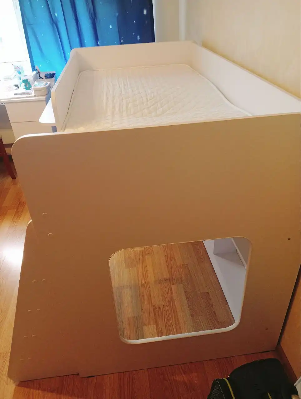 Детская кроватка домик с бортиками лесенкой и полками