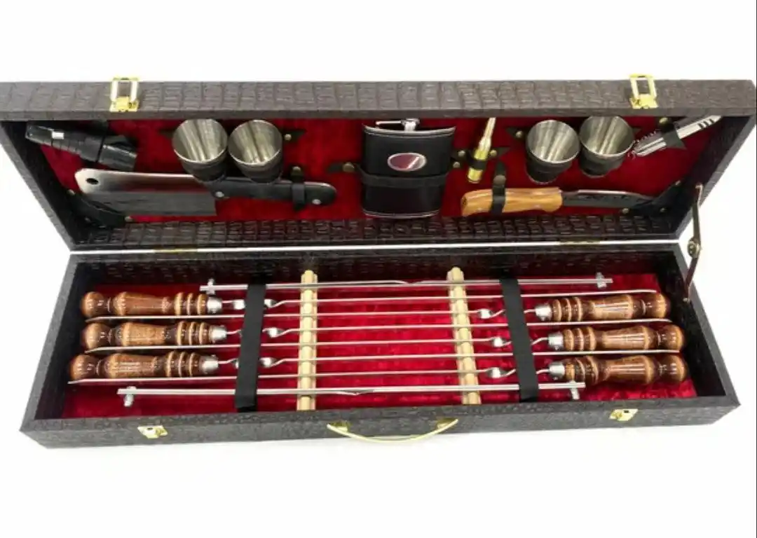 Шашлычный набор в деревянном чемодане