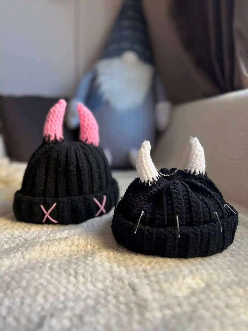 Шапки ручной вязки из молочного хлопка