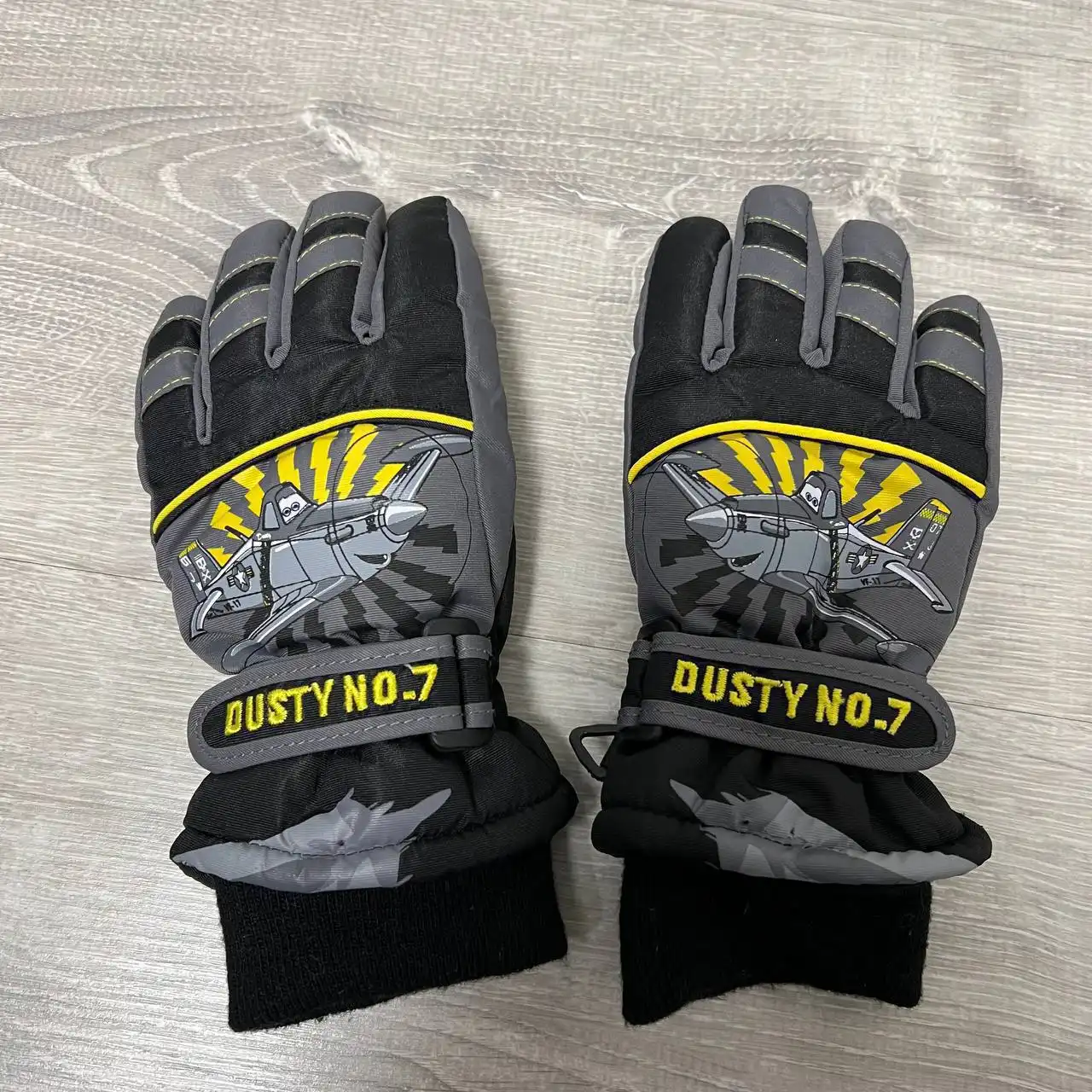 Продам зимний детский комплект и перчатки